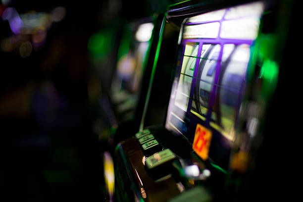 fangwin88 login platform showing live dealer table and mobile app interface